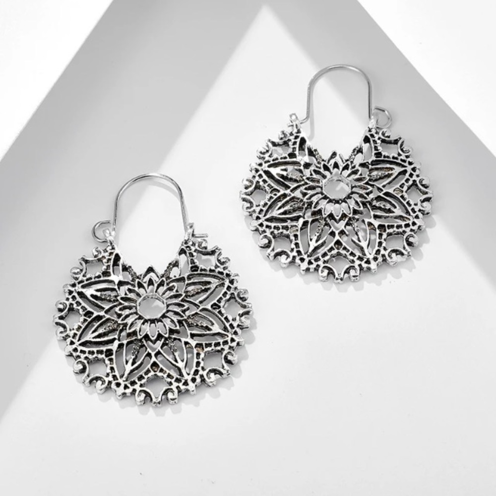 Boho antiqued flower earrings - Picture 6 of 10